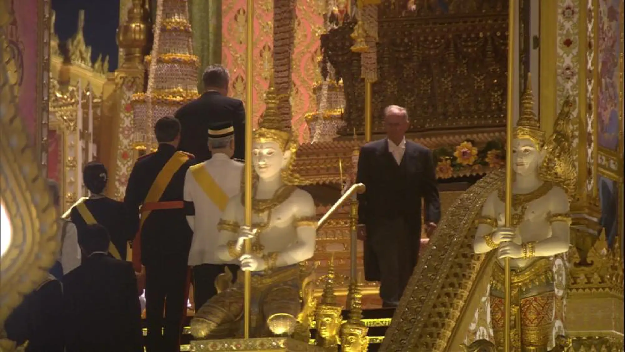 The sixth Royal procession takes the Royal Ashes to Wat Rajabopidh and Wat Bavoranives