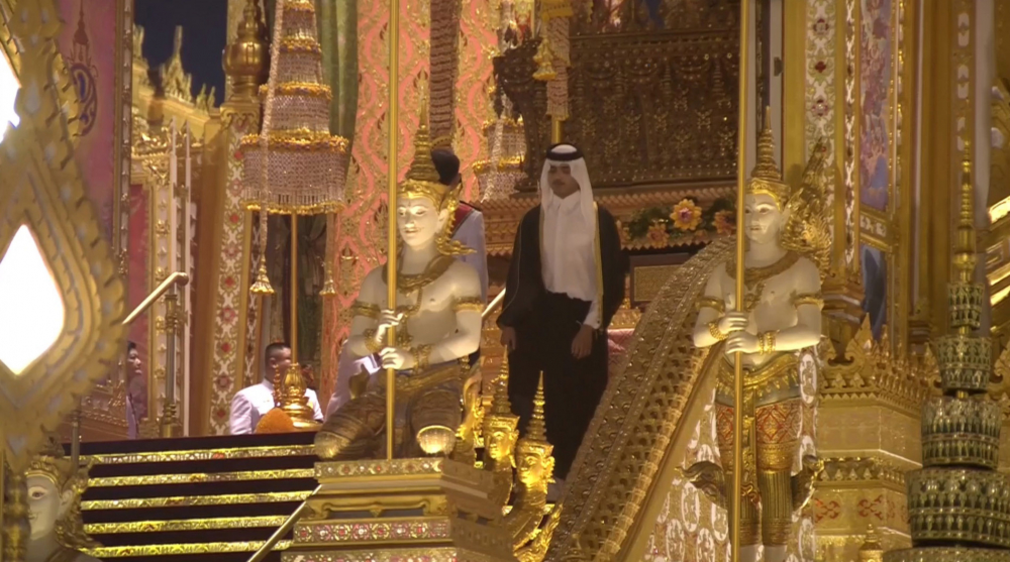 Foreign guests pay respects