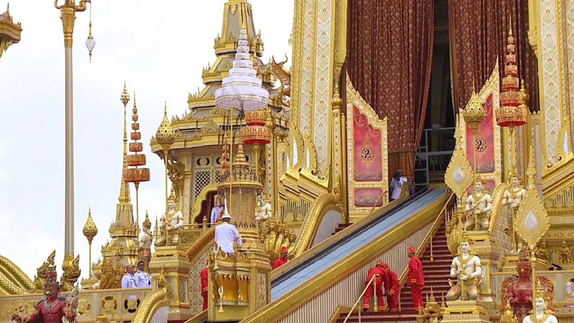 The sixth Royal procession takes the Royal Ashes to Wat Rajabopidh and Wat Bavoranives
