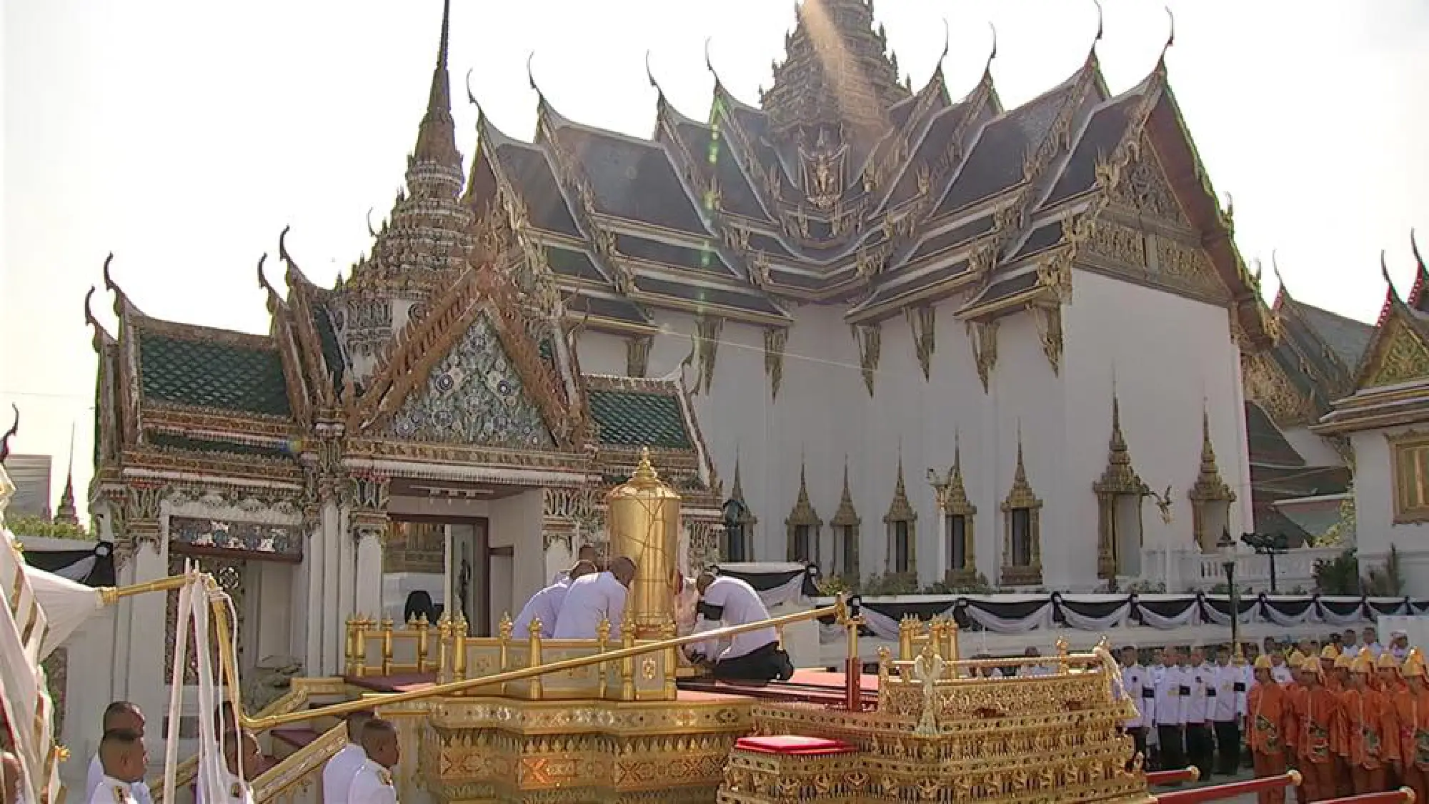 The sixth Royal procession takes the Royal Ashes to Wat Rajabopidh and Wat Bavoranives