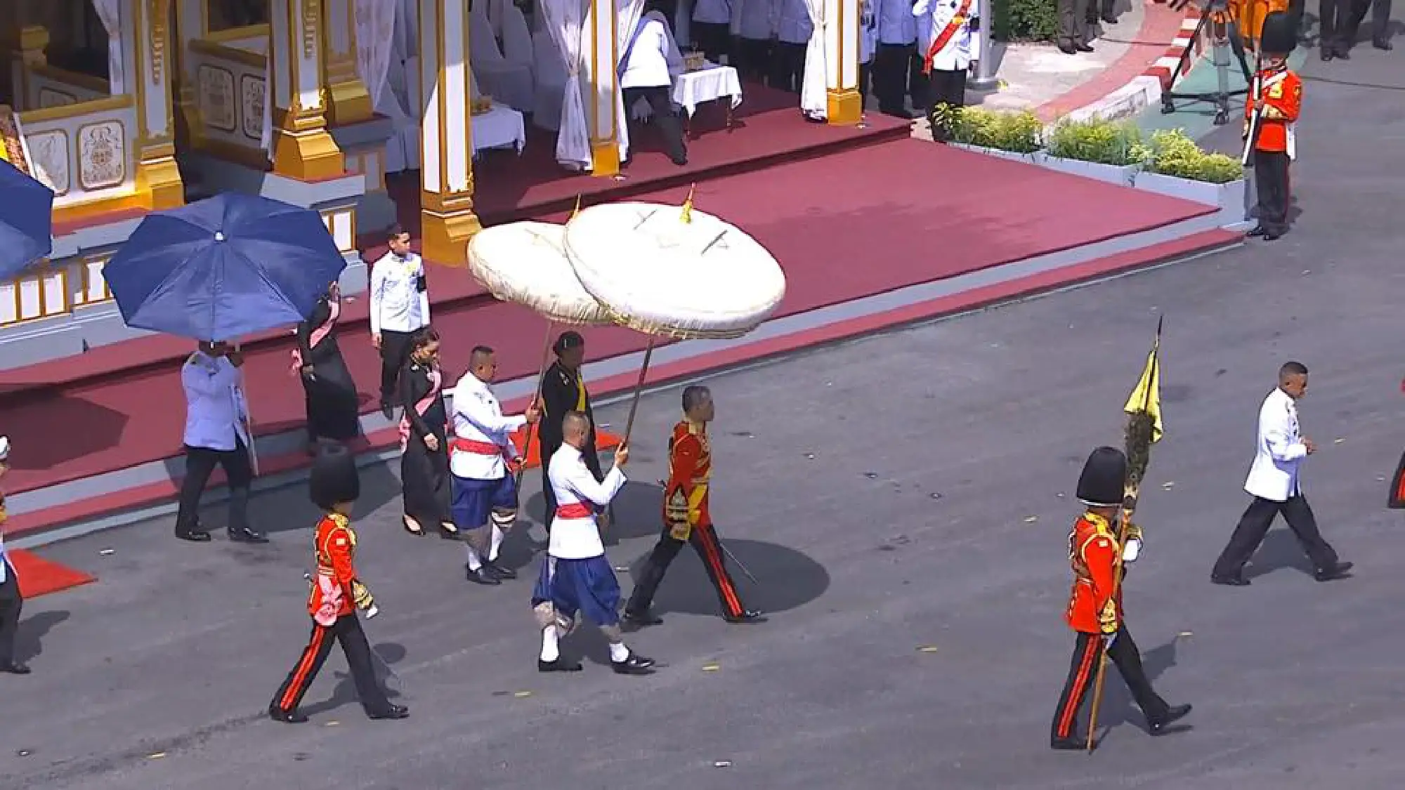 The sixth Royal procession takes the Royal Ashes to Wat Rajabopidh and Wat Bavoranives