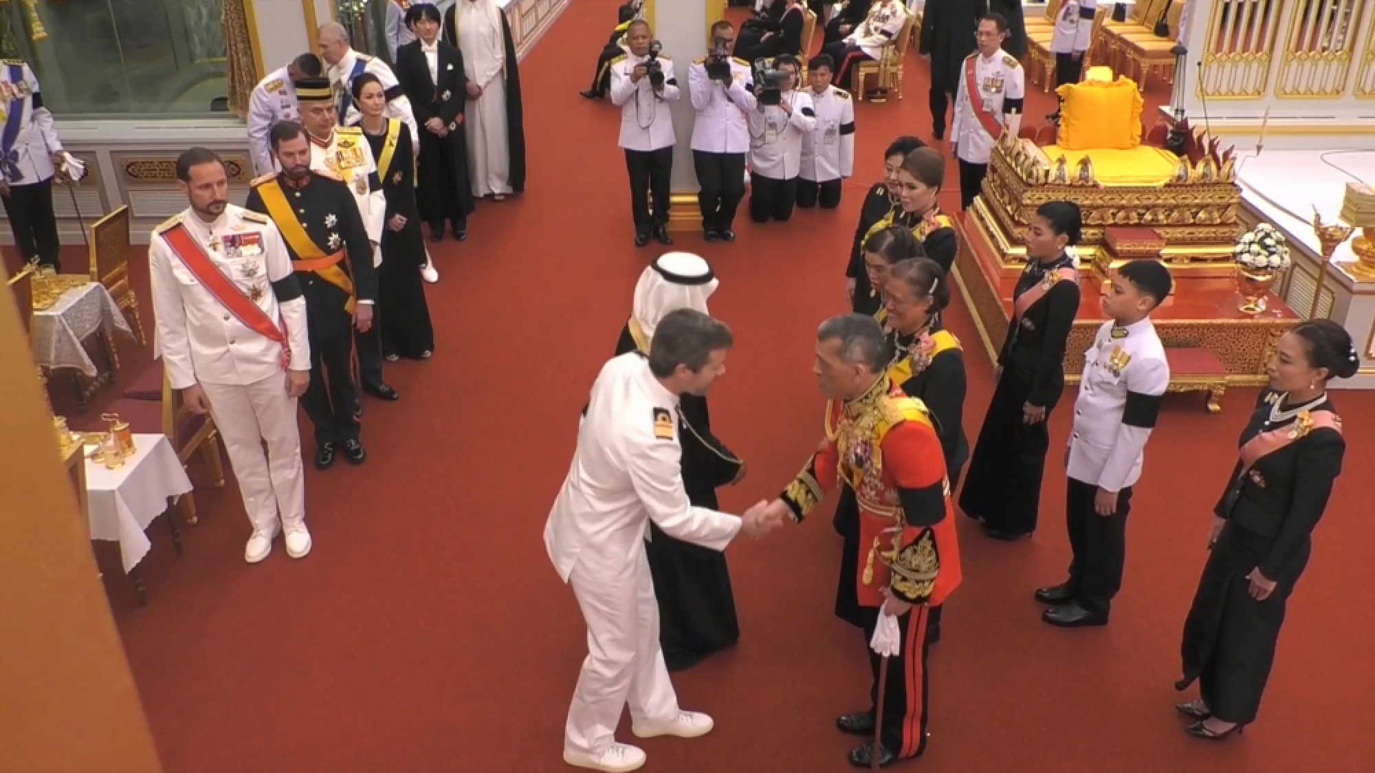 Foreign guests pay respects