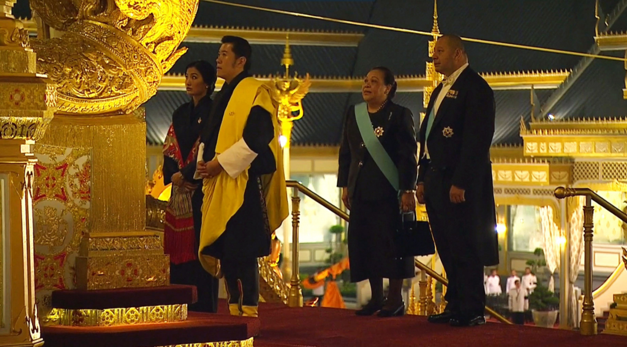 Foreign guests pay respects