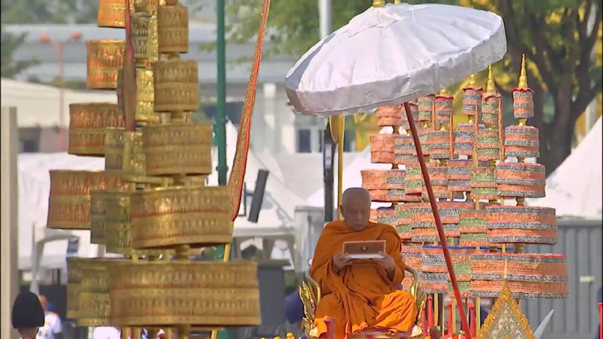 The sixth Royal procession takes the Royal Ashes to Wat Rajabopidh and Wat Bavoranives