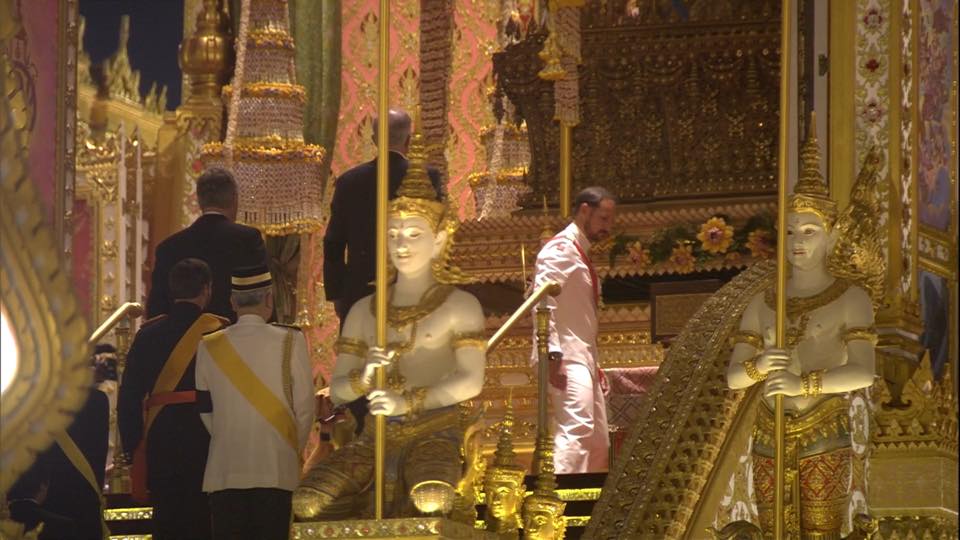 The sixth Royal procession takes the Royal Ashes to Wat Rajabopidh and Wat Bavoranives
