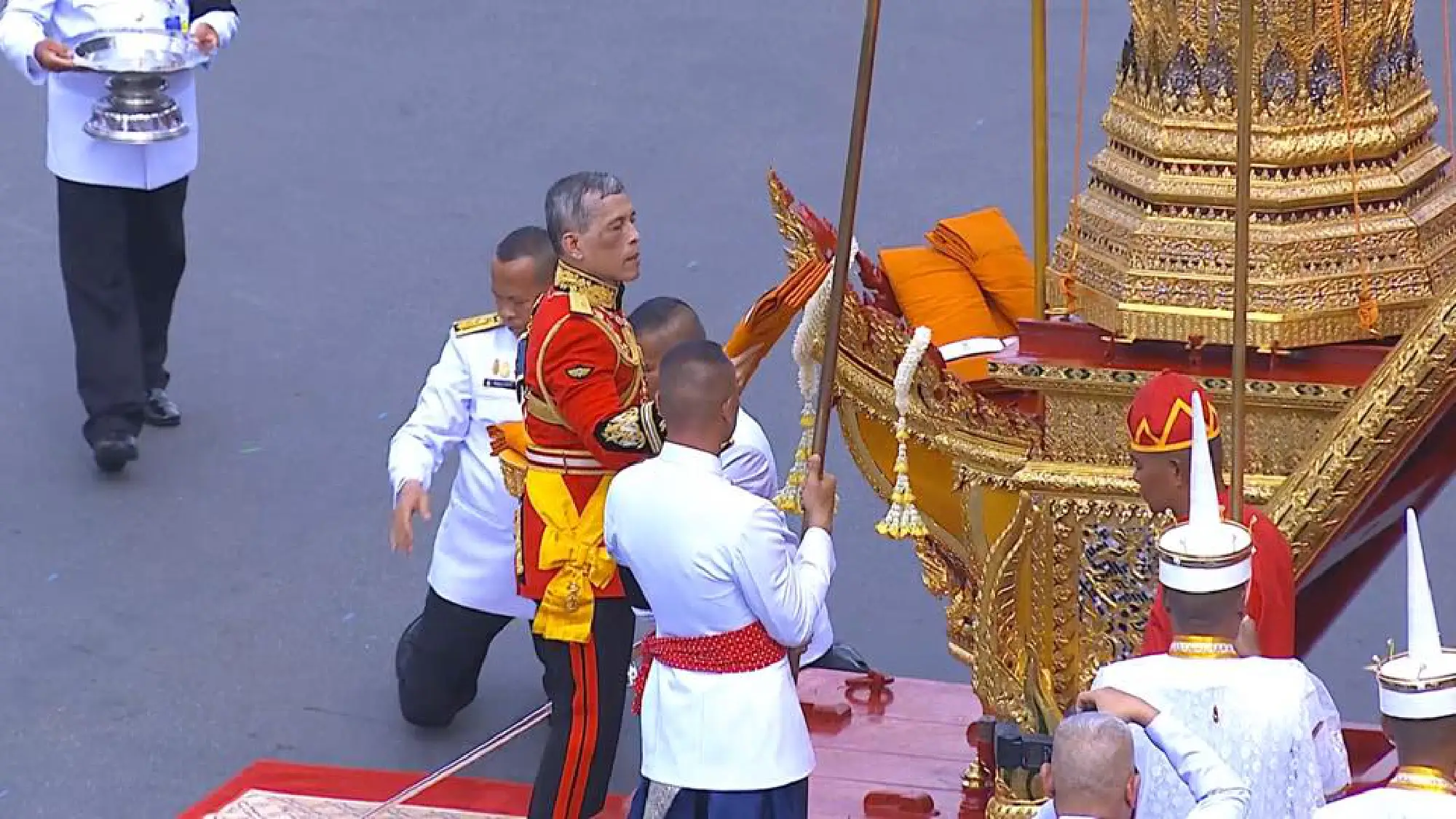 The sixth Royal procession takes the Royal Ashes to Wat Rajabopidh and Wat Bavoranives