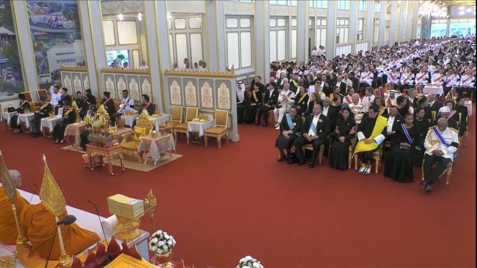 The sixth Royal procession takes the Royal Ashes to Wat Rajabopidh and Wat Bavoranives