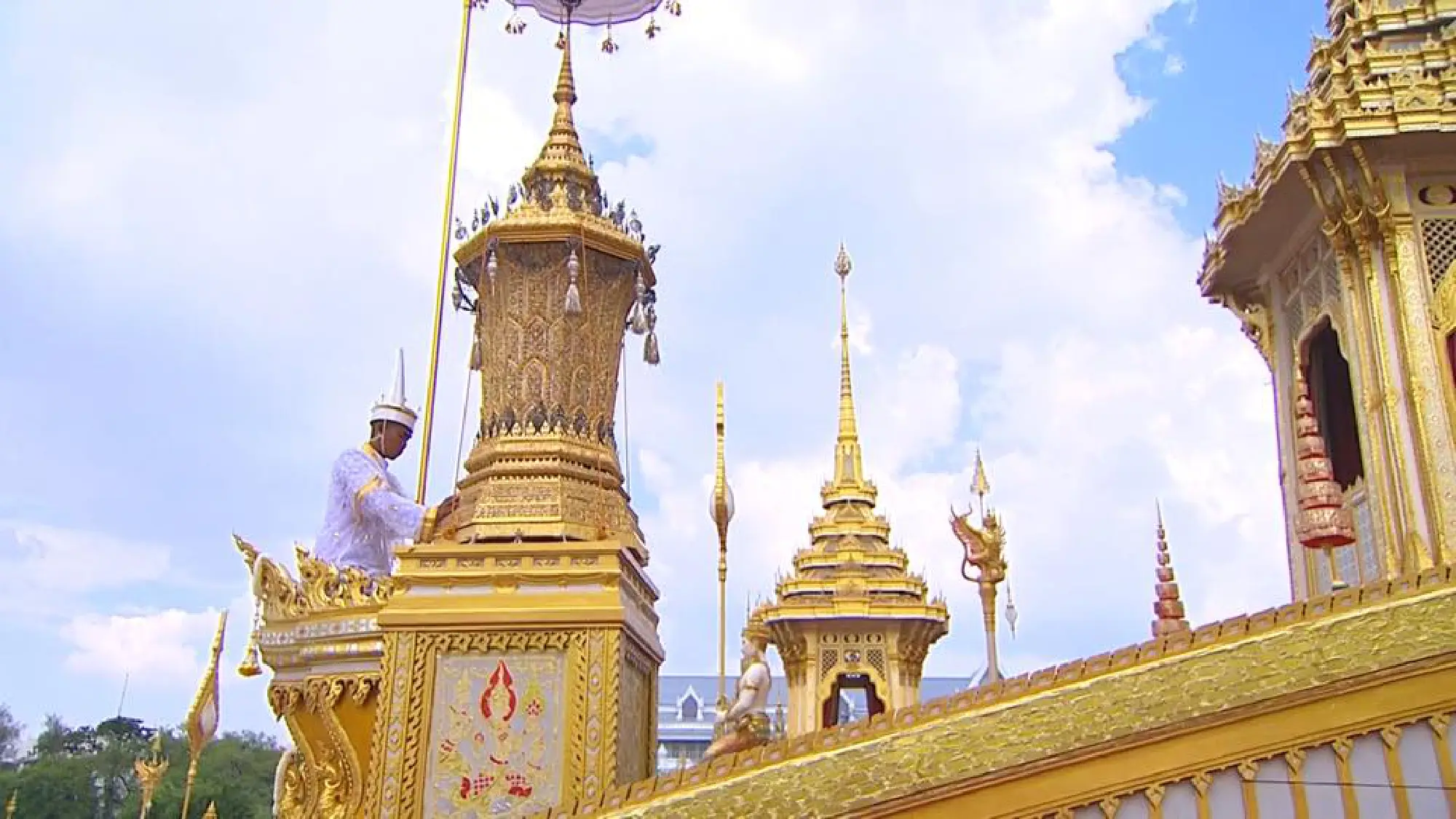 The sixth Royal procession takes the Royal Ashes to Wat Rajabopidh and Wat Bavoranives