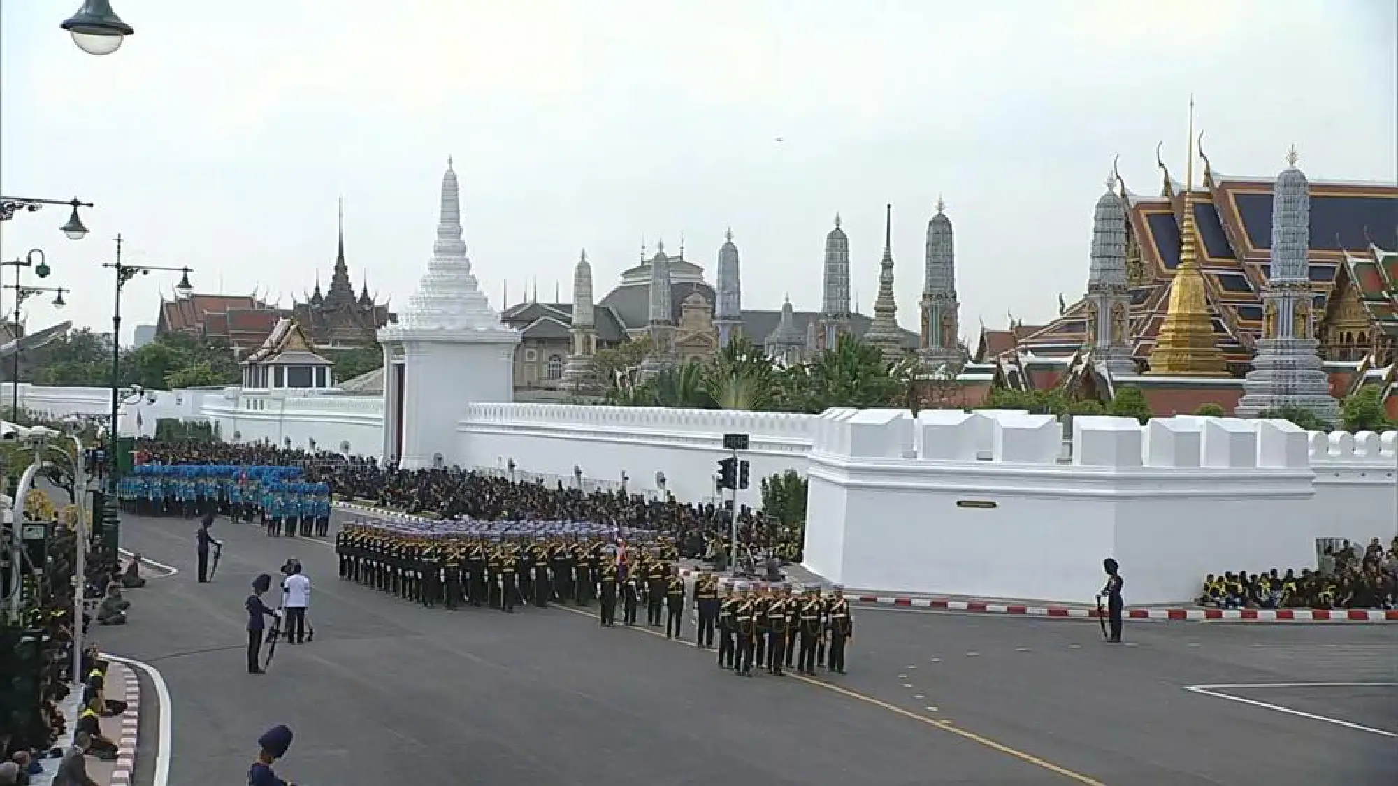 The sixth Royal procession takes the Royal Ashes to Wat Rajabopidh and Wat Bavoranives