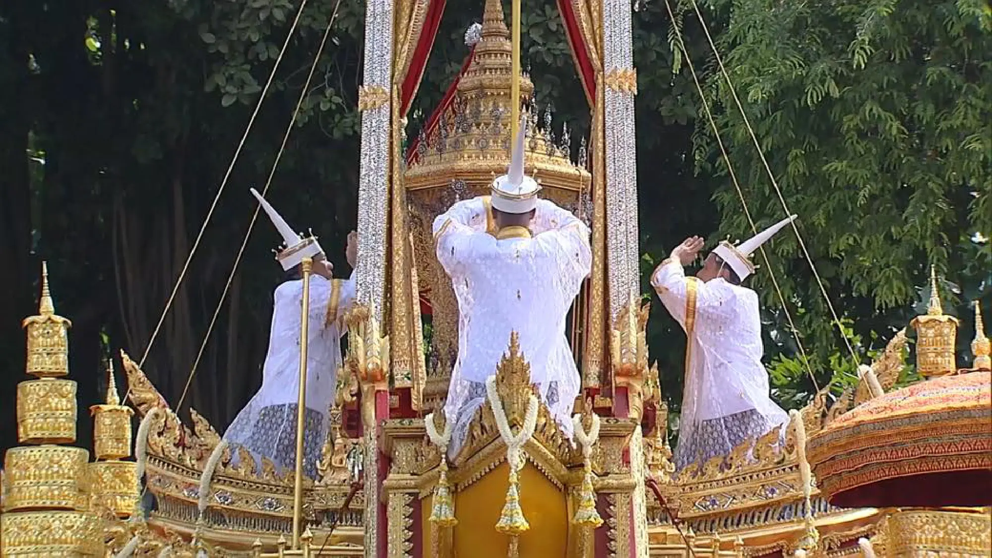 The sixth Royal procession takes the Royal Ashes to Wat Rajabopidh and Wat Bavoranives