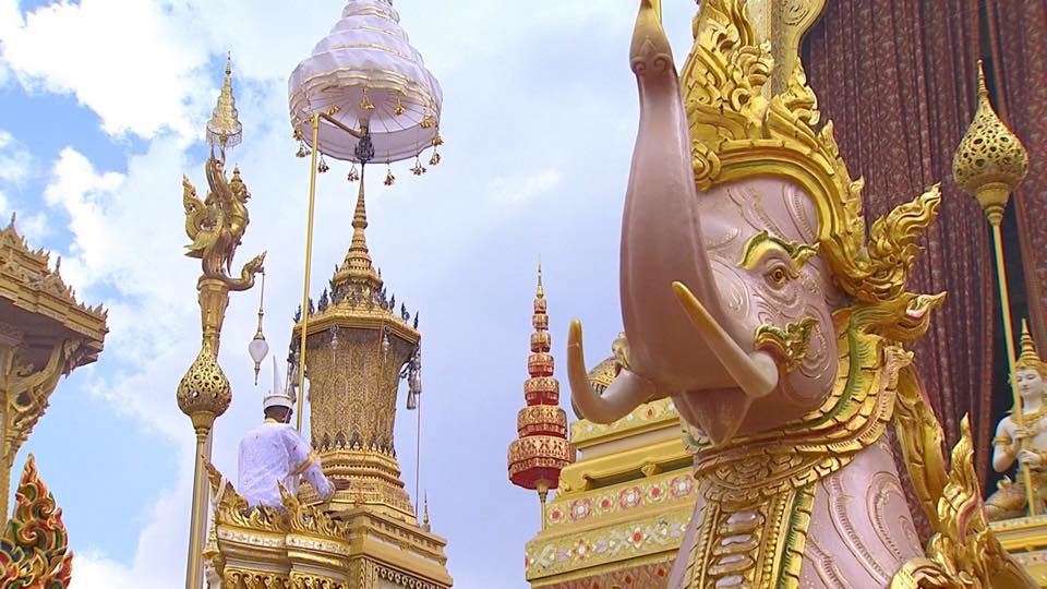The sixth Royal procession takes the Royal Ashes to Wat Rajabopidh and Wat Bavoranives