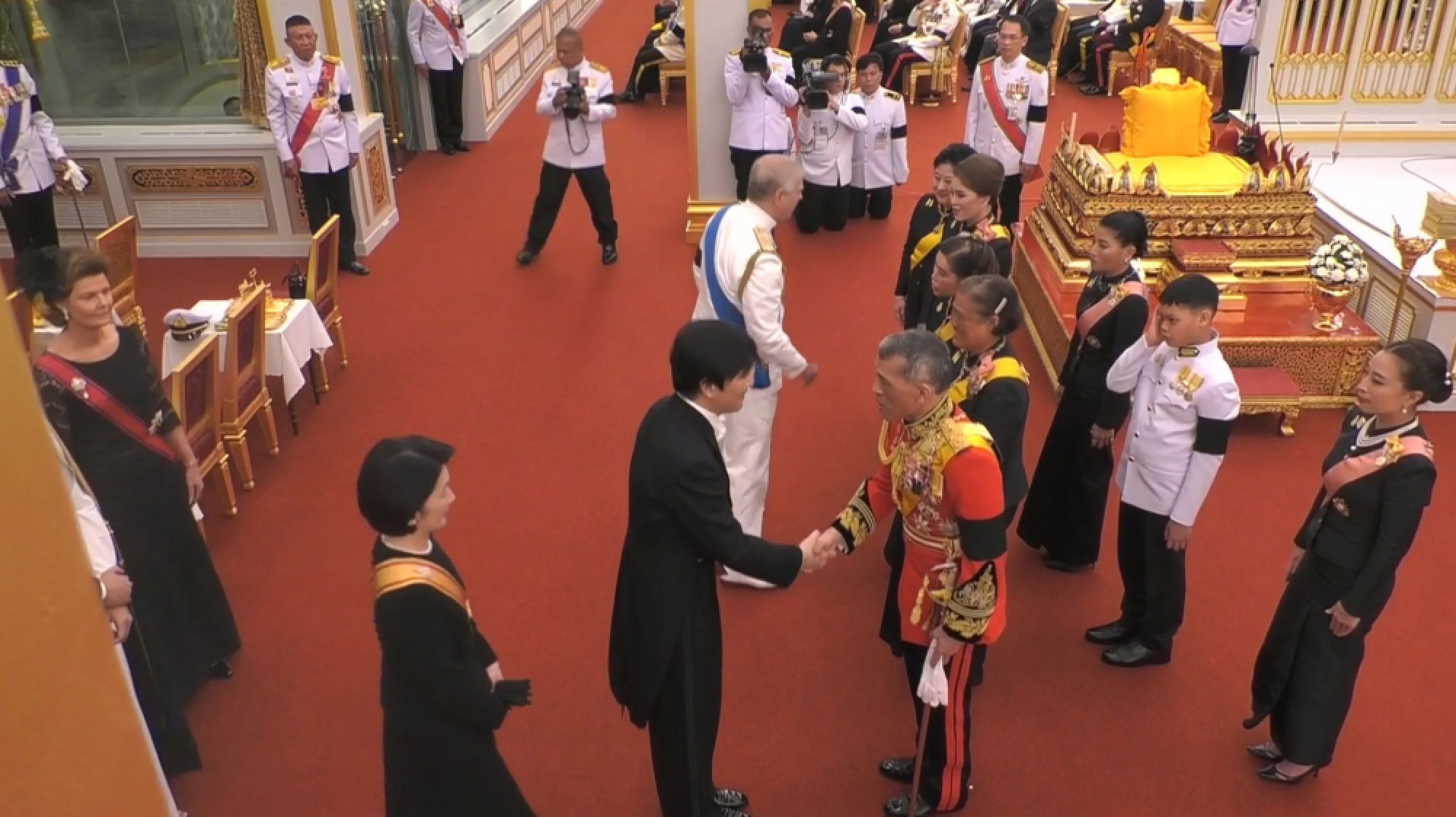 Foreign guests pay respects