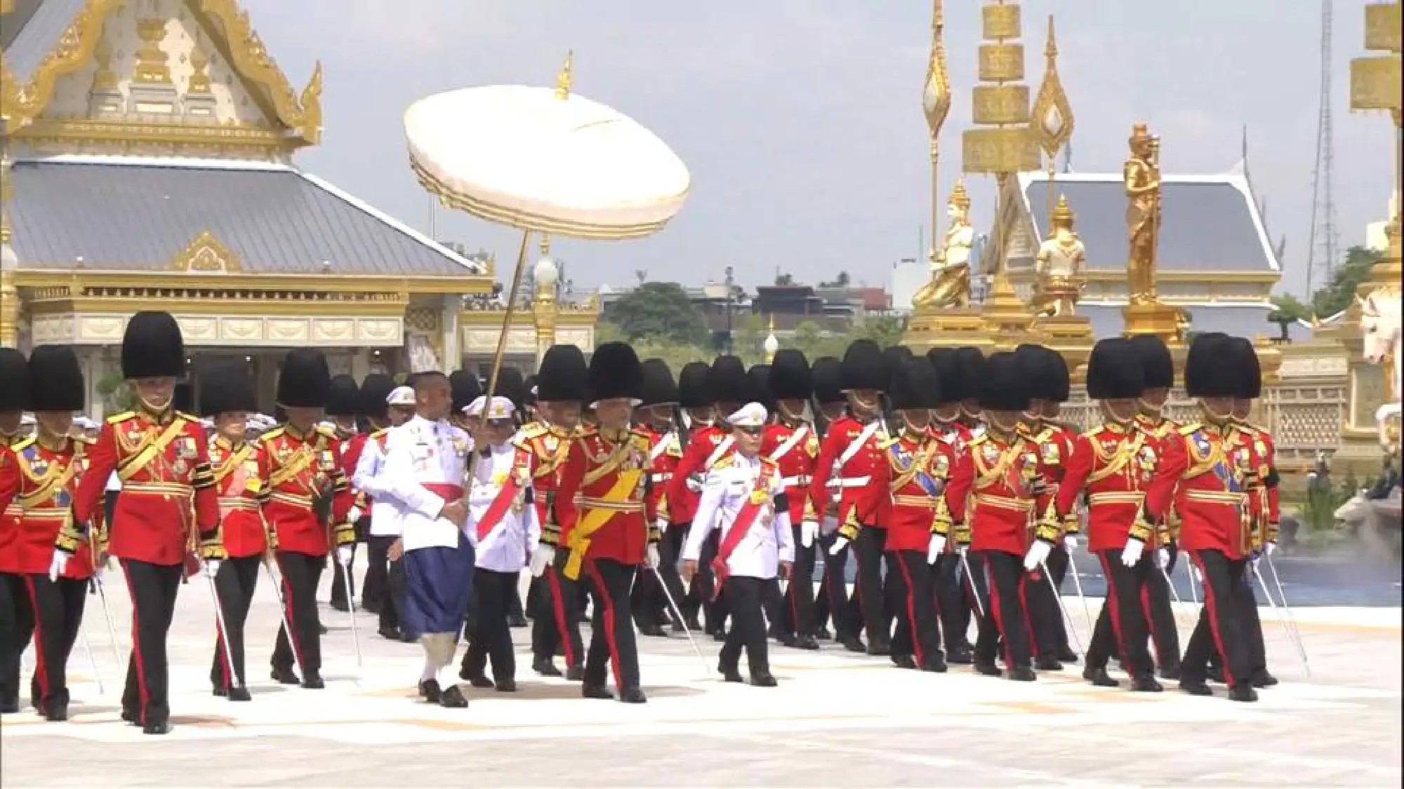 The sixth Royal procession takes the Royal Ashes to Wat Rajabopidh and Wat Bavoranives