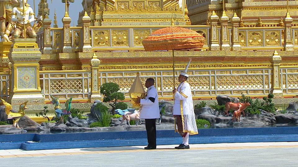The sixth Royal procession takes the Royal Ashes to Wat Rajabopidh and Wat Bavoranives