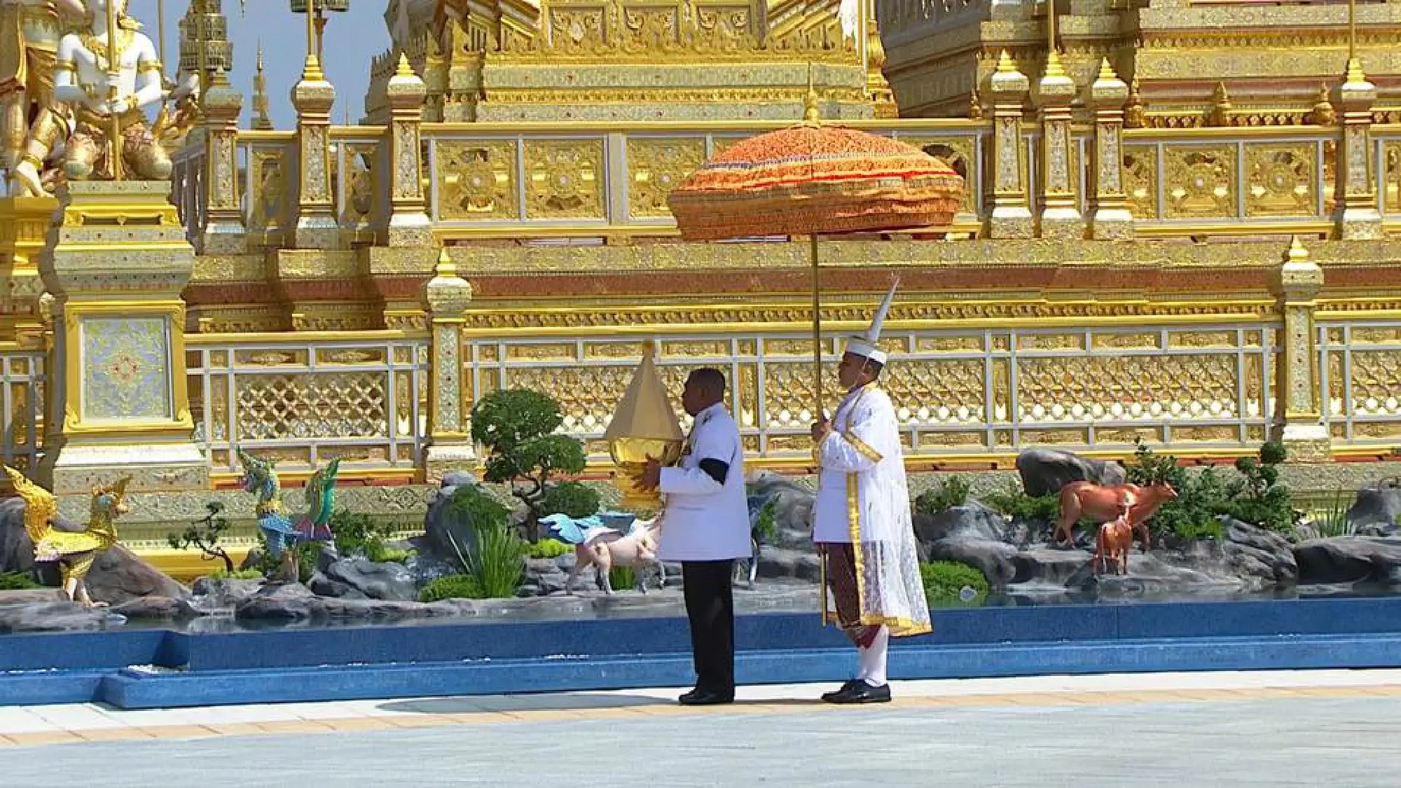 The sixth Royal procession takes the Royal Ashes to Wat Rajabopidh and Wat Bavoranives