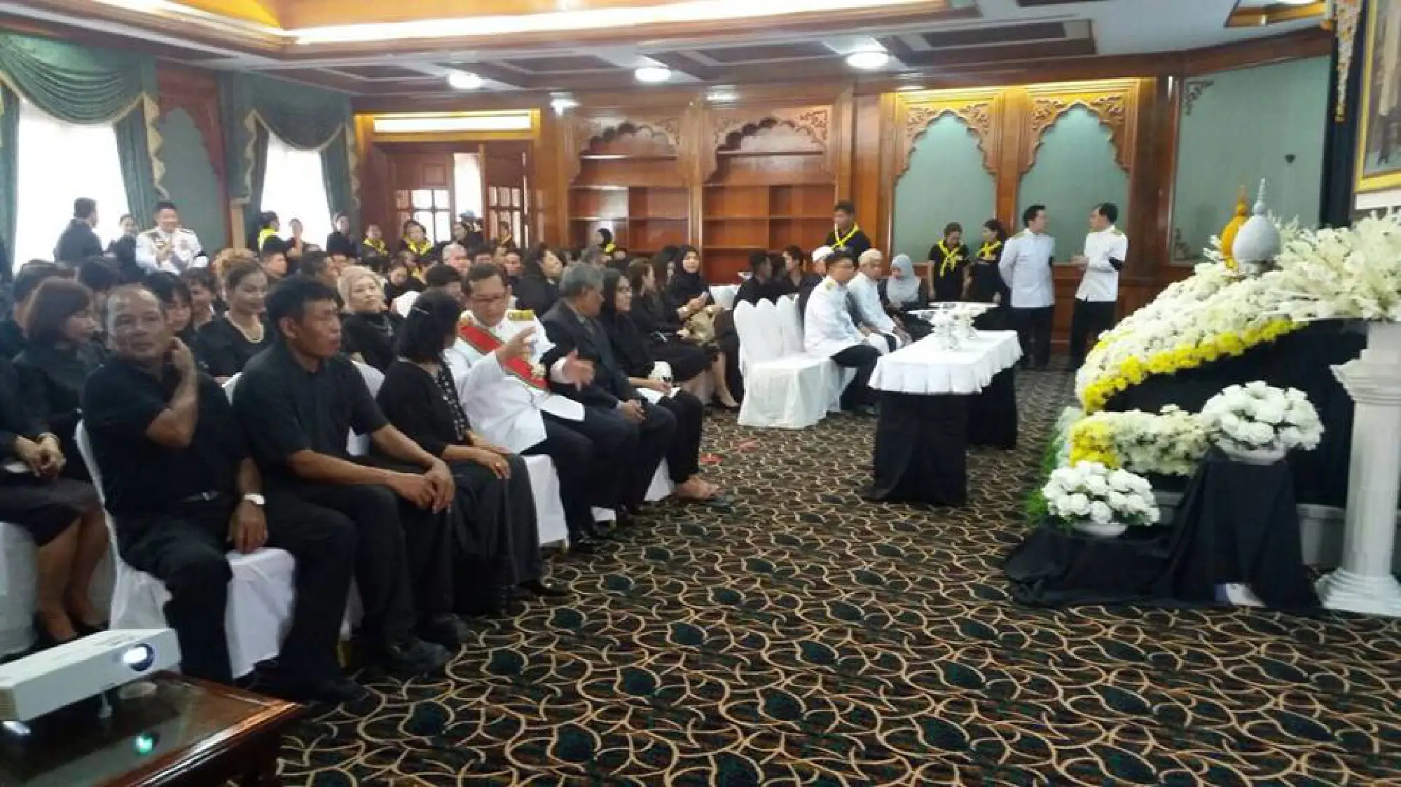 Overseas Thais and THAI flight attendants pay last respects