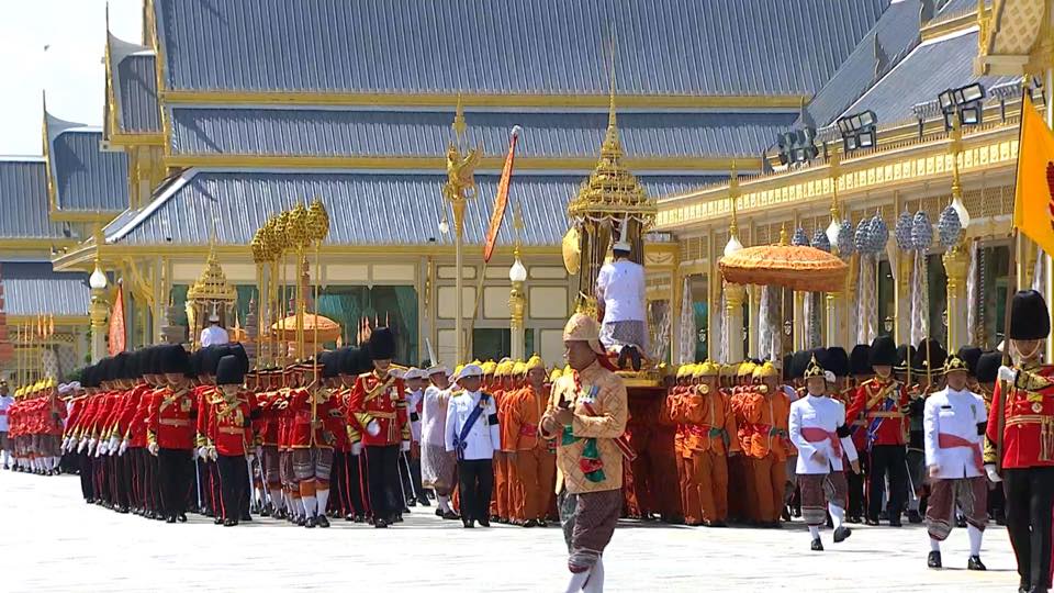 The sixth Royal procession takes the Royal Ashes to Wat Rajabopidh and Wat Bavoranives