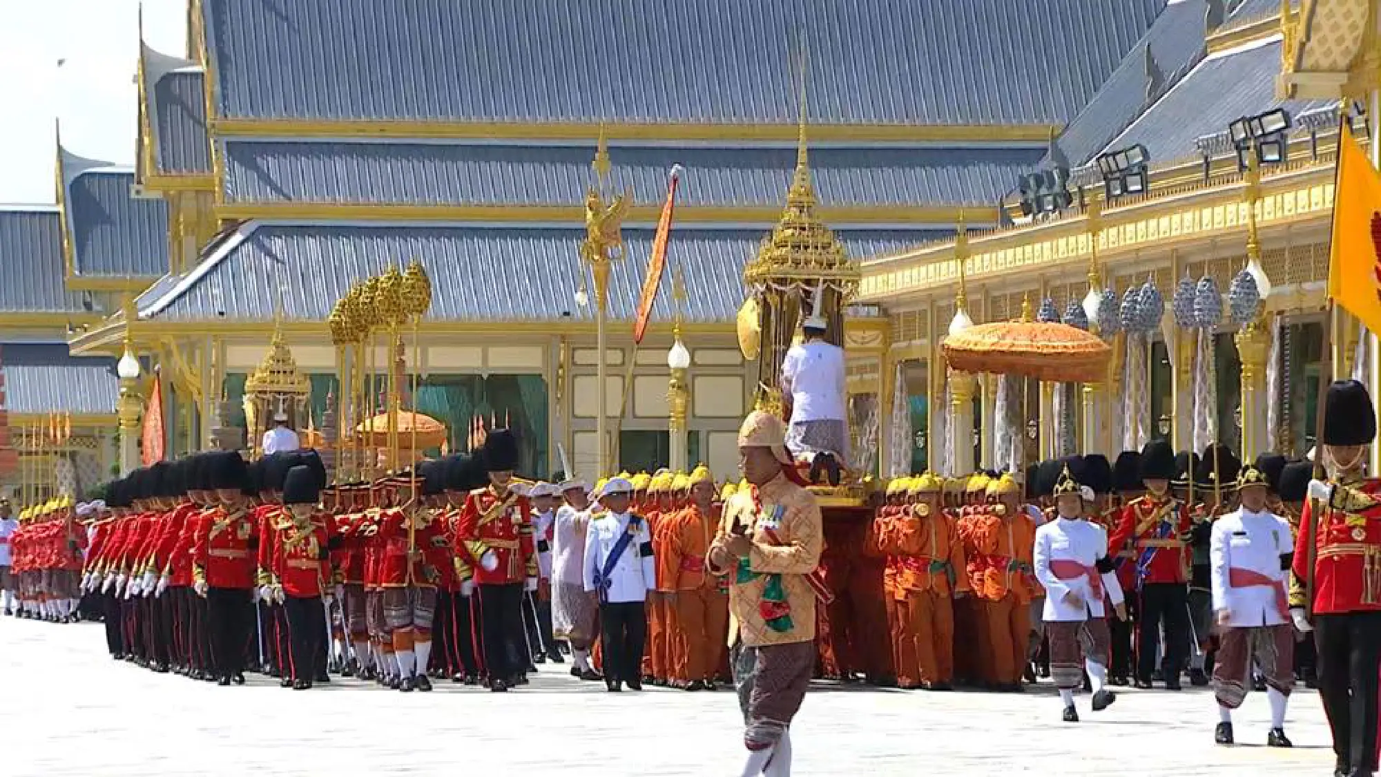 The sixth Royal procession takes the Royal Ashes to Wat Rajabopidh and Wat Bavoranives