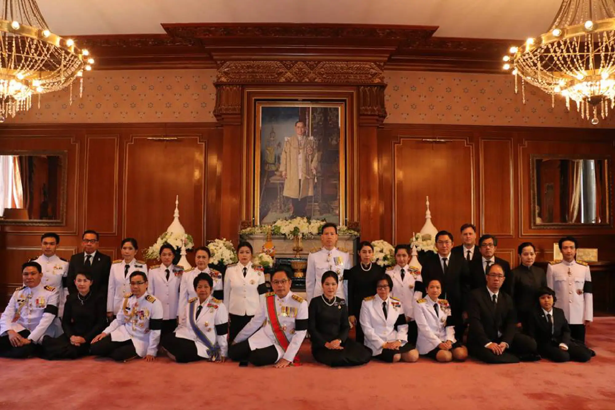 Overseas Thais and THAI flight attendants pay last respects