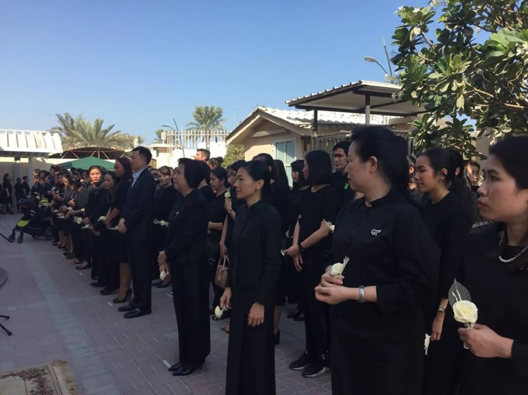 Overseas Thais and THAI flight attendants pay last respects