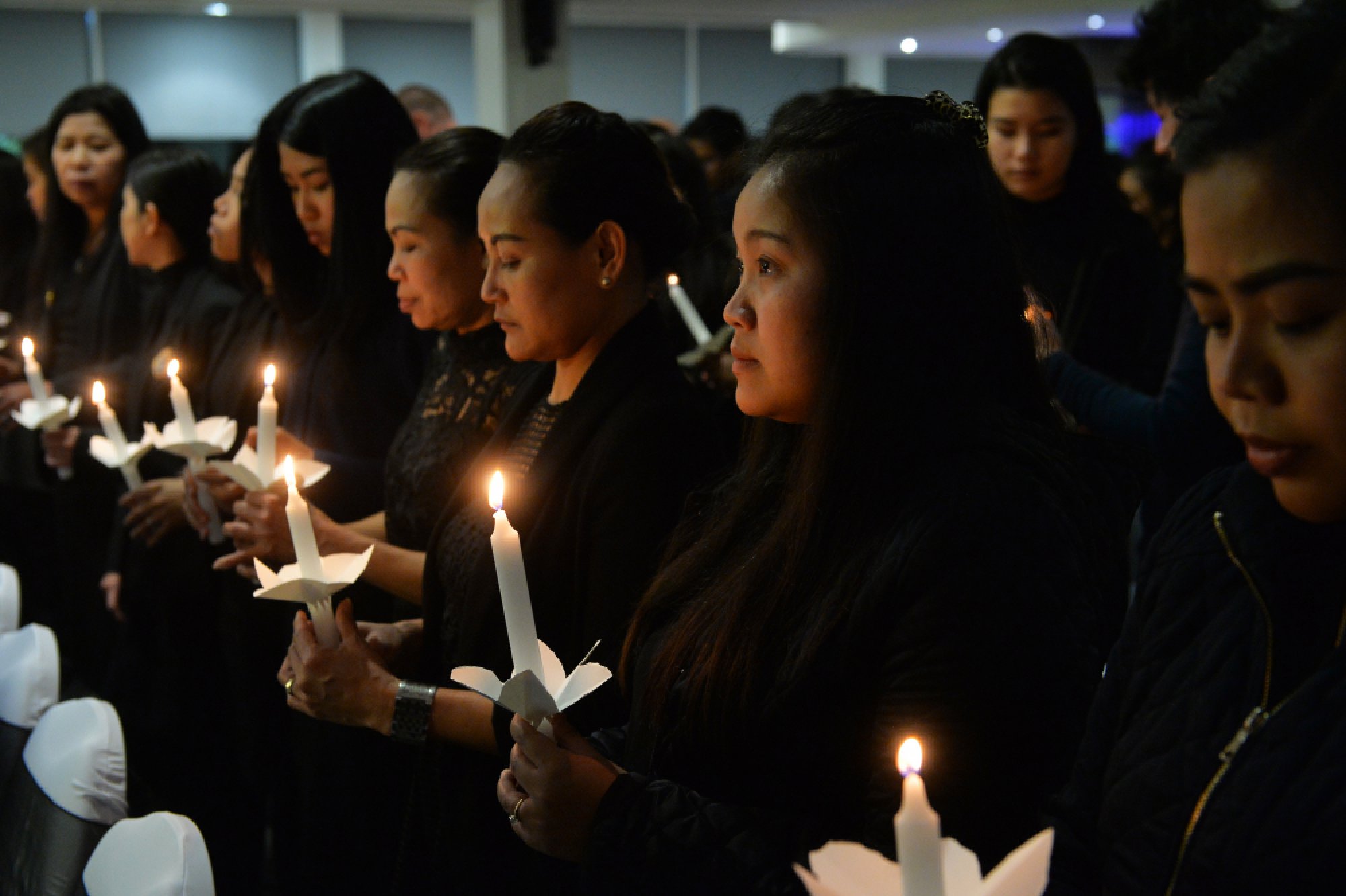 Overseas Thais and THAI flight attendants pay last respects
