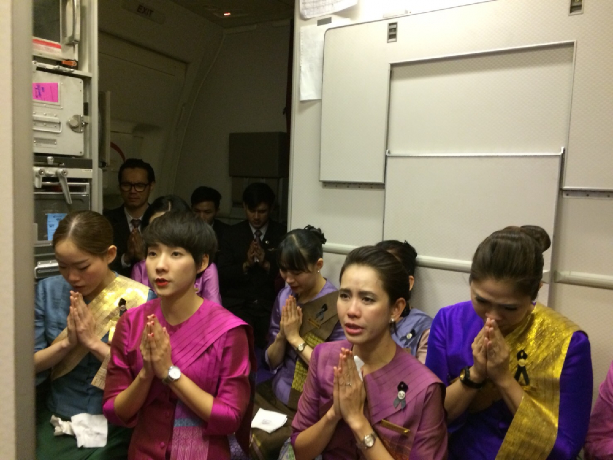 Overseas Thais and THAI flight attendants pay last respects