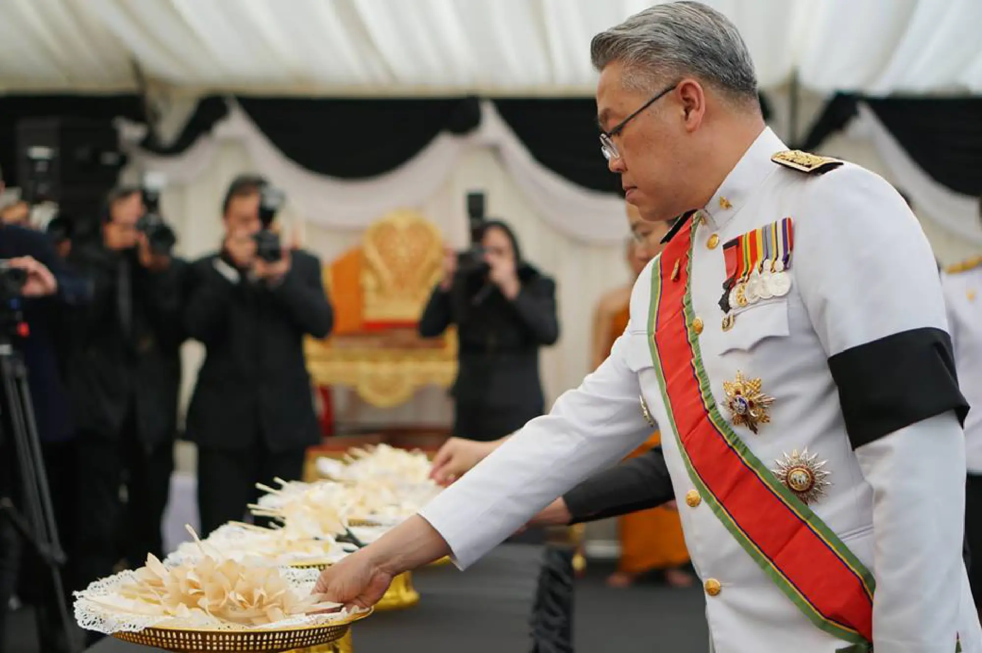 Overseas Thais and THAI flight attendants pay last respects
