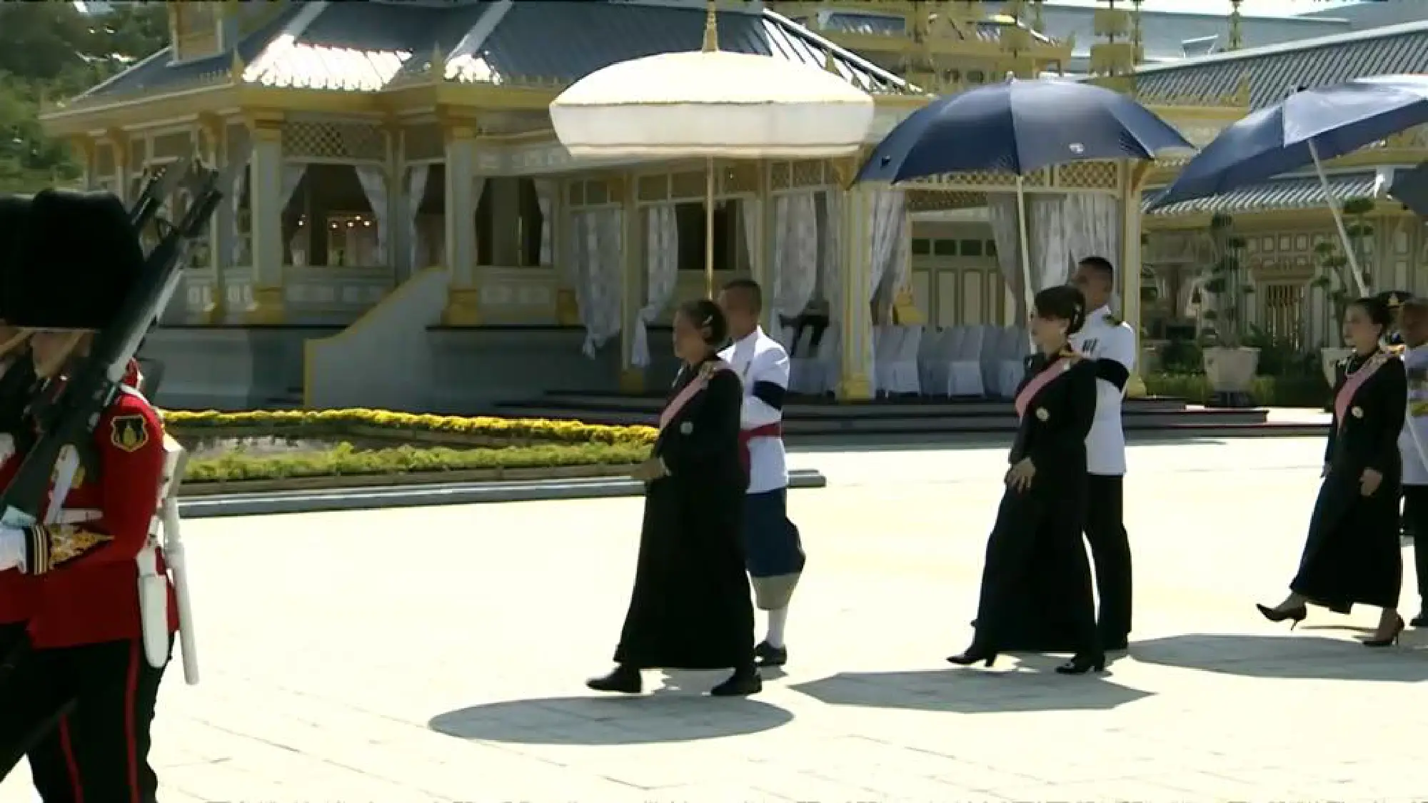The sixth Royal procession takes the Royal Ashes to Wat Rajabopidh and Wat Bavoranives