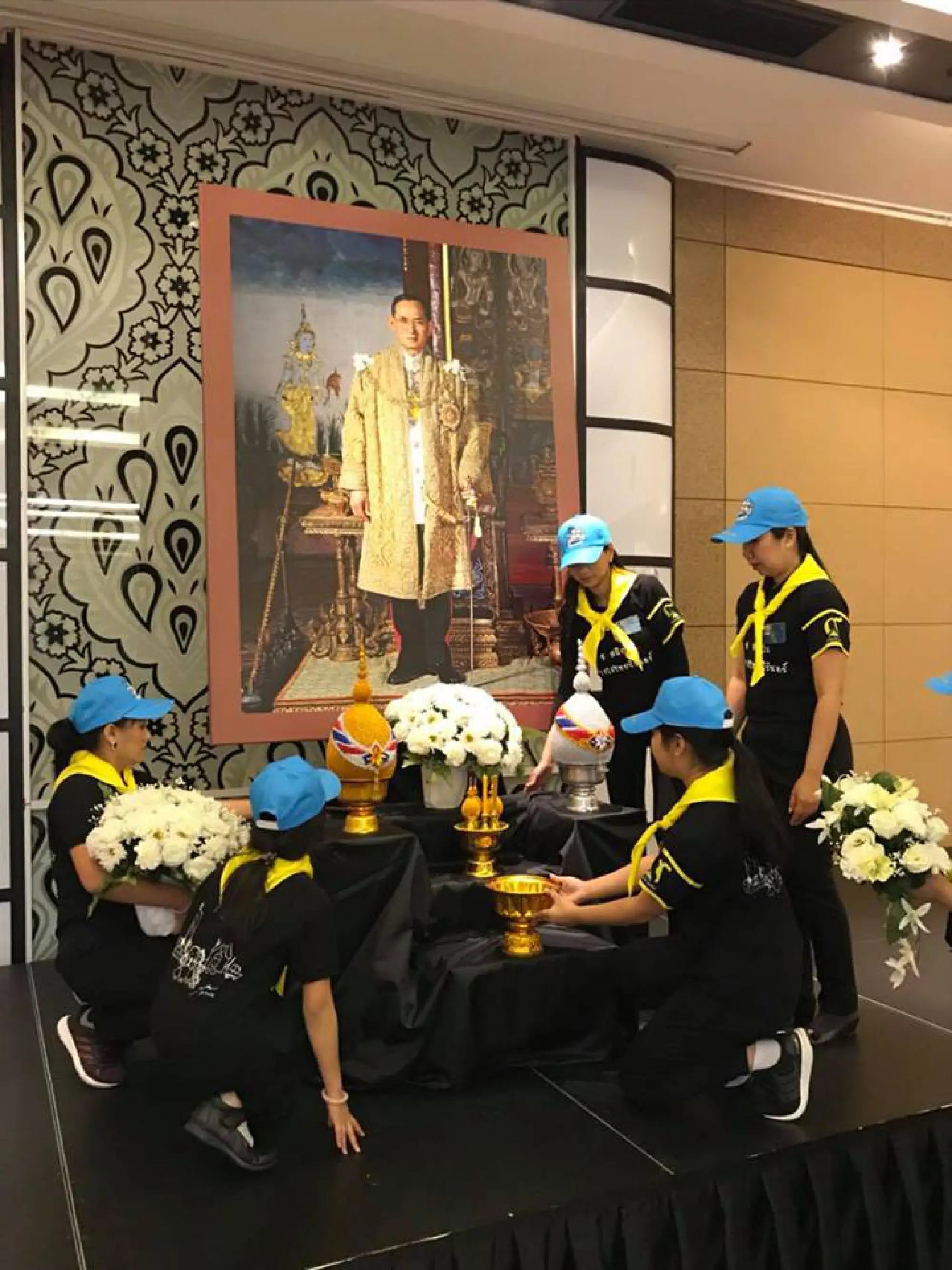 Overseas Thais and THAI flight attendants pay last respects