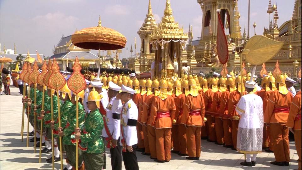 The sixth Royal procession takes the Royal Ashes to Wat Rajabopidh and Wat Bavoranives