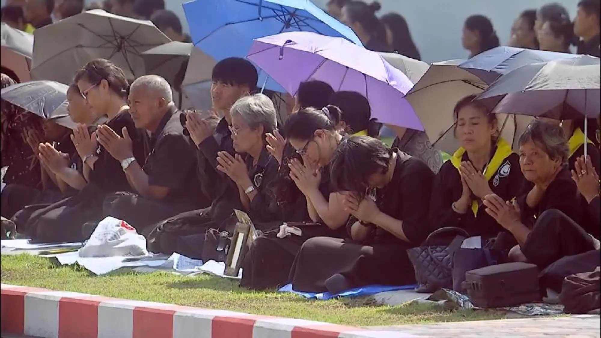 The sixth Royal procession takes the Royal Ashes to Wat Rajabopidh and Wat Bavoranives