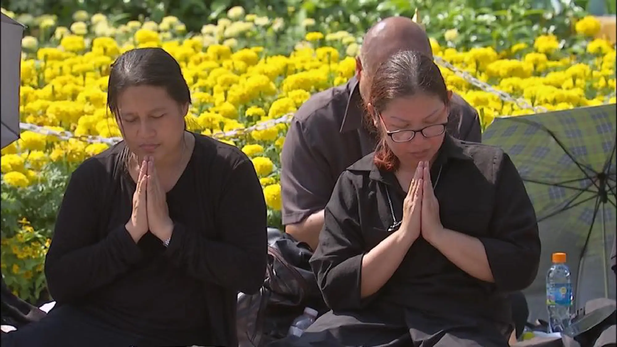 The sixth Royal procession takes the Royal Ashes to Wat Rajabopidh and Wat Bavoranives
