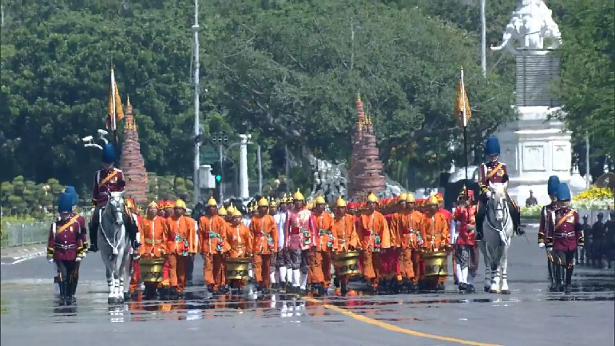 The sixth Royal procession takes the Royal Ashes to Wat Rajabopidh and Wat Bavoranives