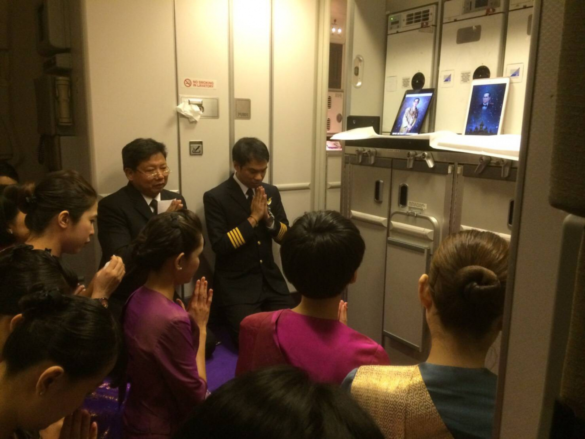Overseas Thais and THAI flight attendants pay last respects