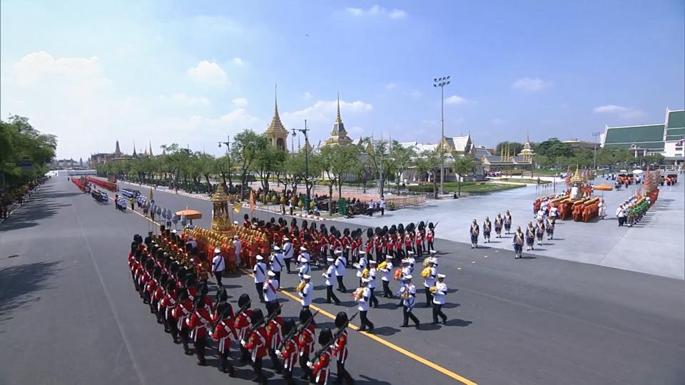 The sixth Royal procession takes the Royal Ashes to Wat Rajabopidh and Wat Bavoranives