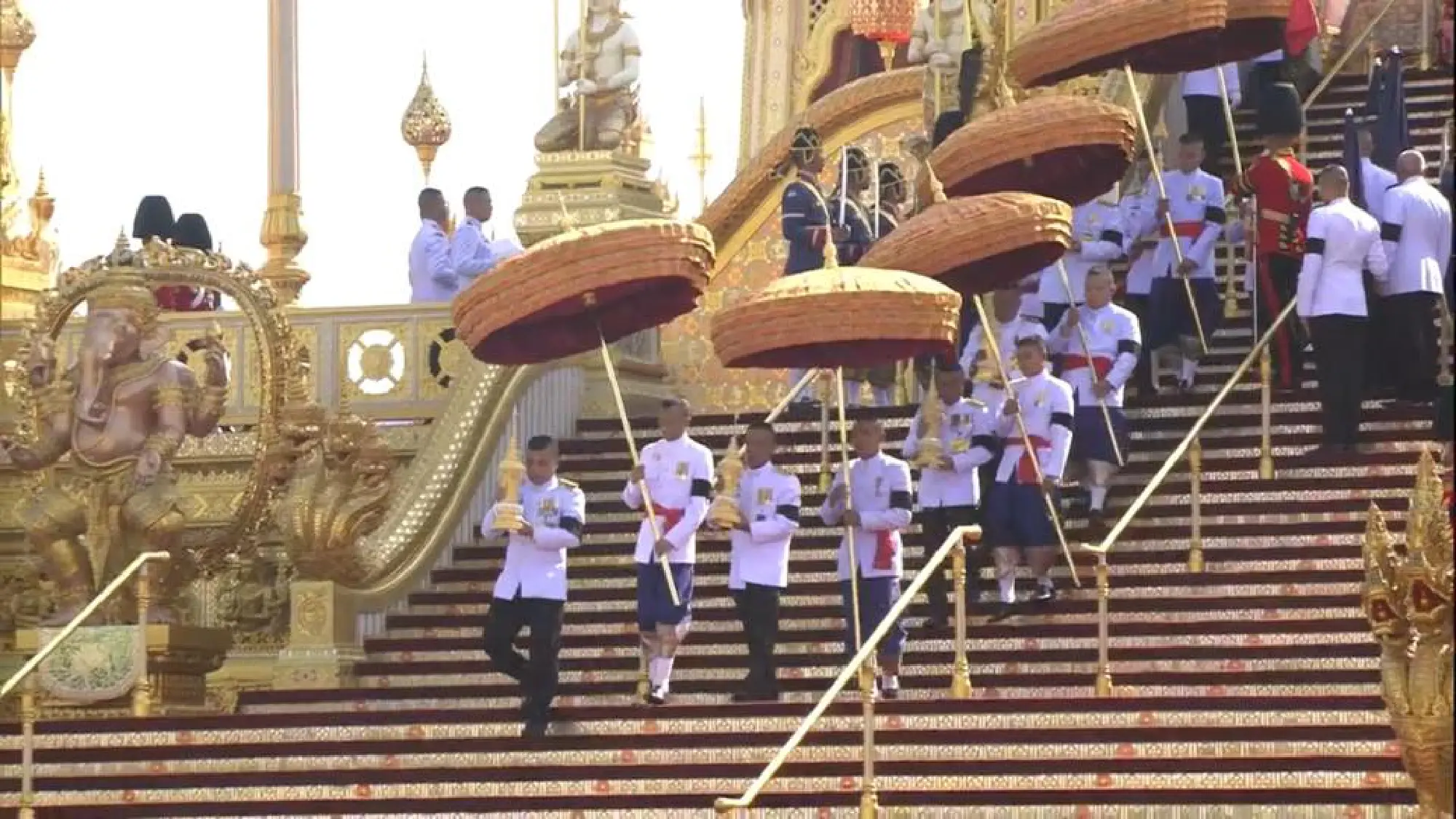 The sixth Royal procession takes the Royal Ashes to Wat Rajabopidh and Wat Bavoranives