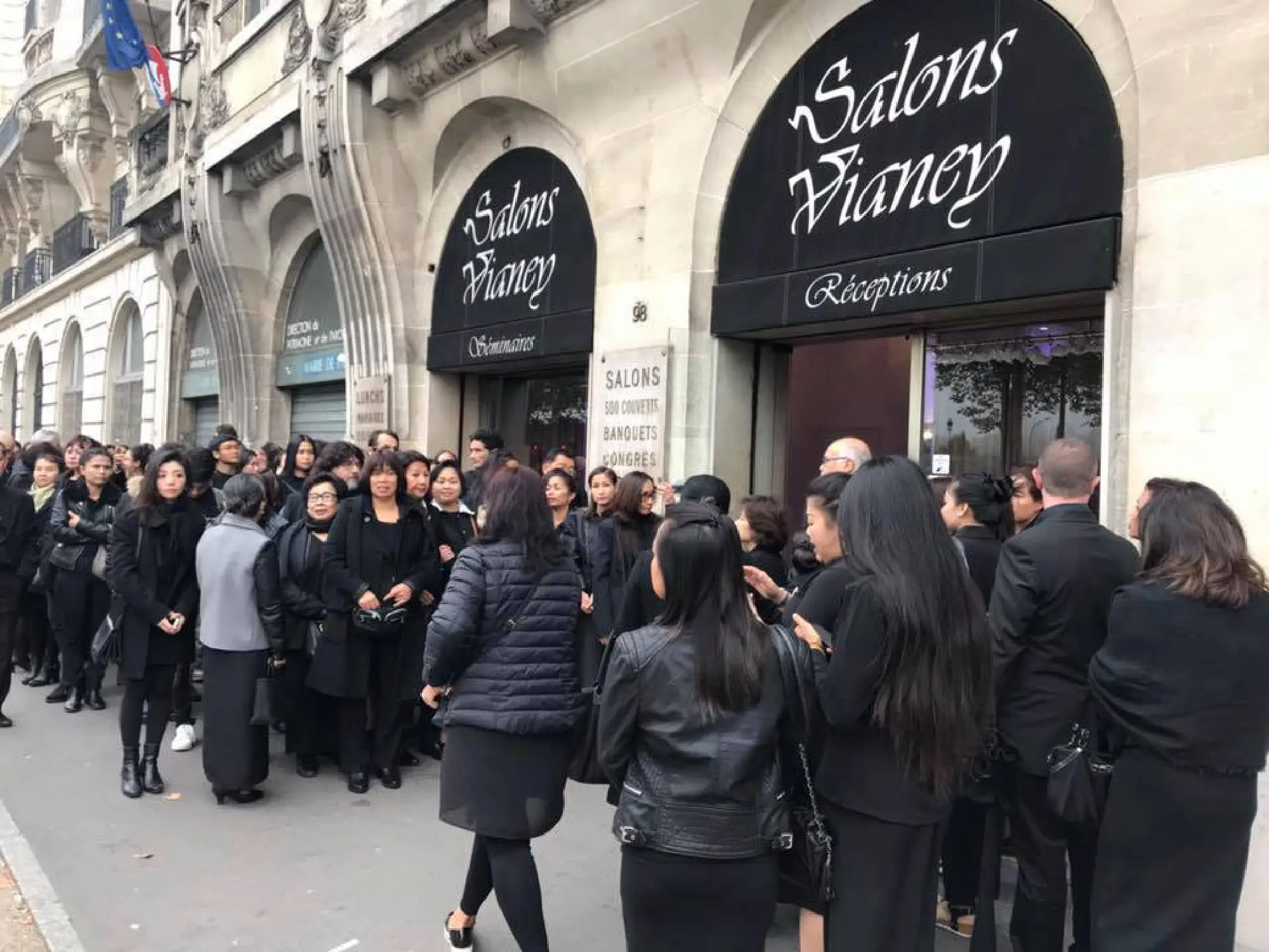 Overseas Thais and THAI flight attendants pay last respects