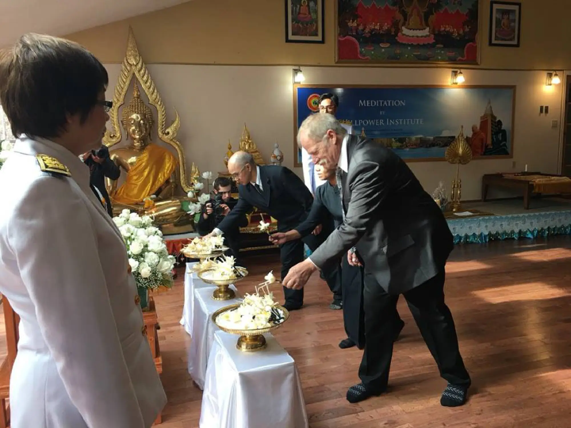 Overseas Thais and THAI flight attendants pay last respects