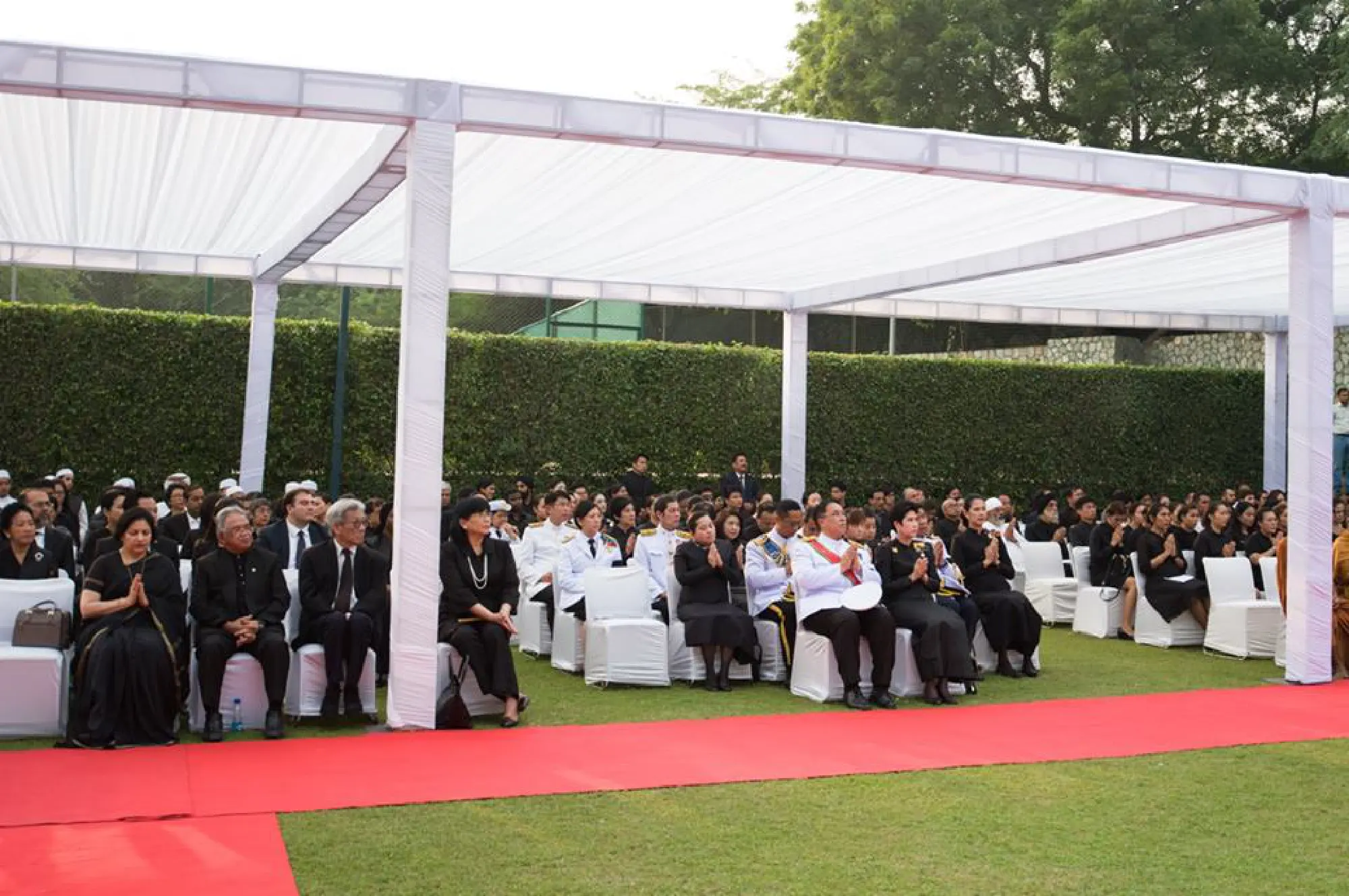 Overseas Thais and THAI flight attendants pay last respects