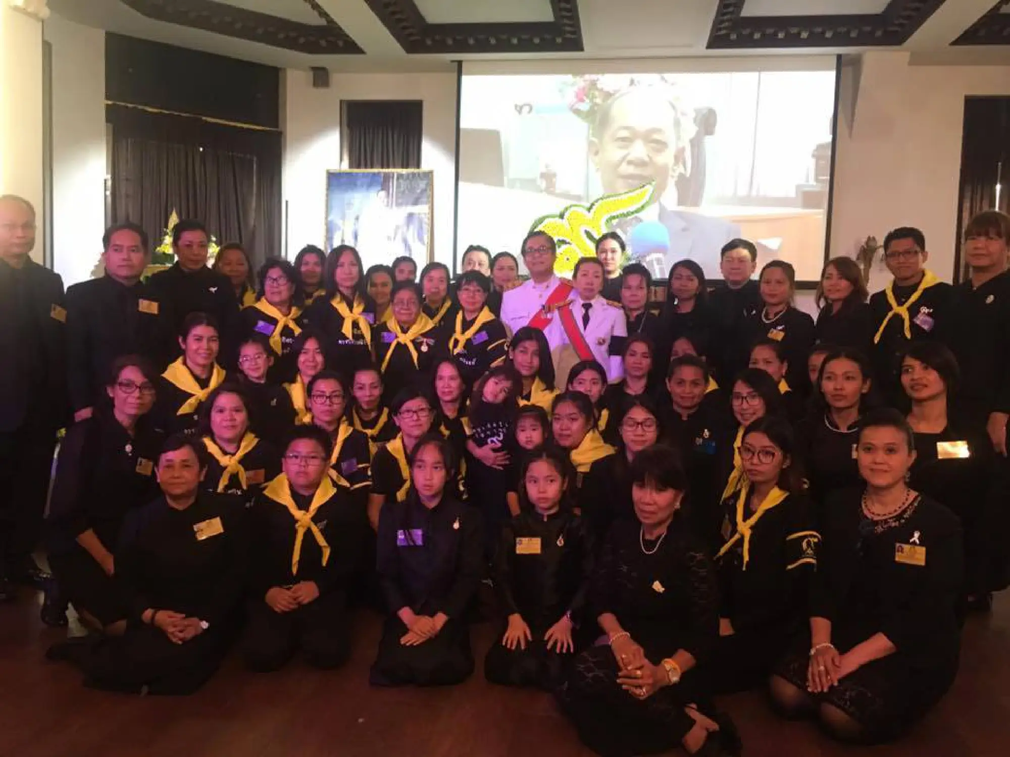 Overseas Thais and THAI flight attendants pay last respects