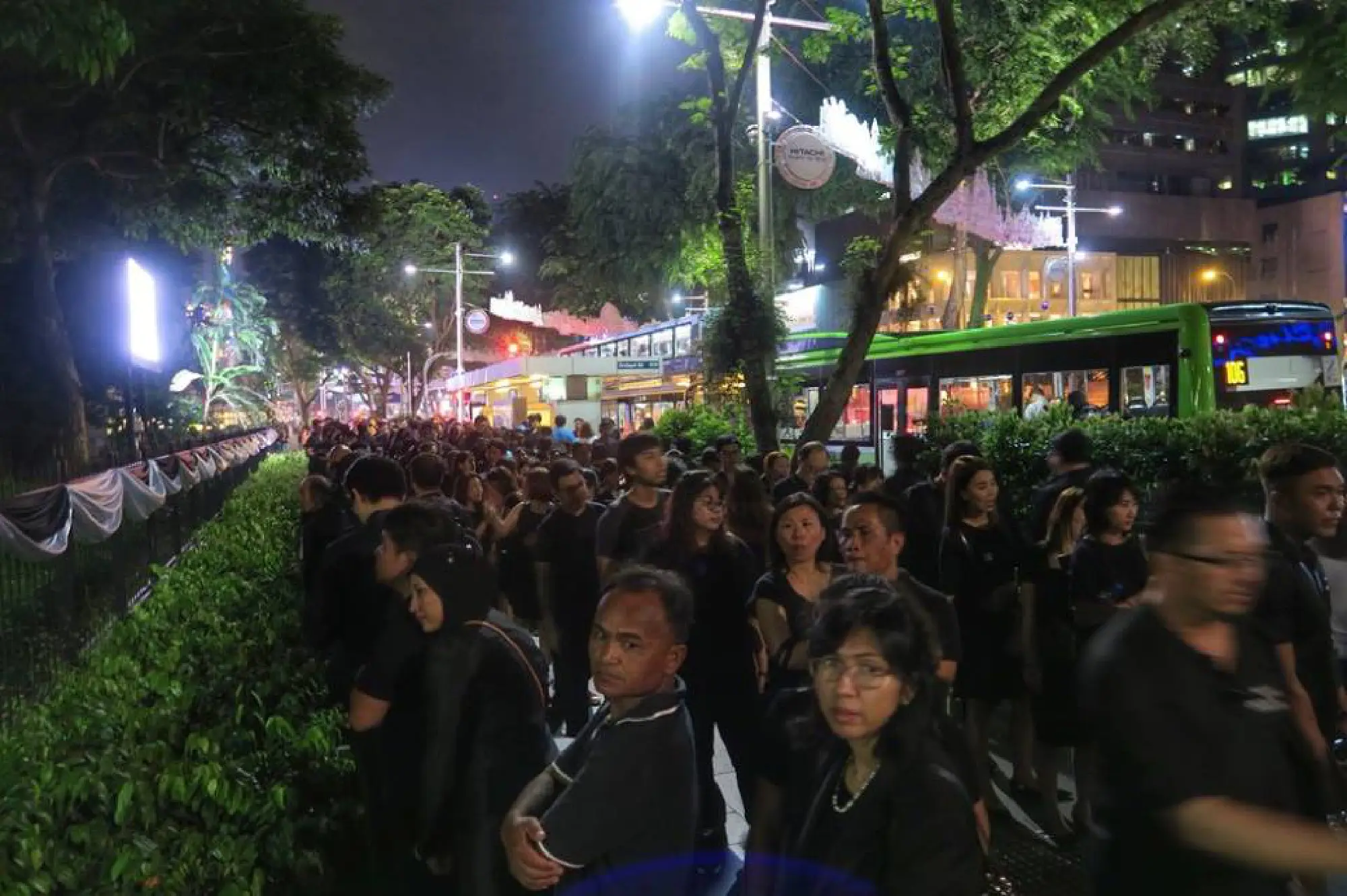 Overseas Thais and THAI flight attendants pay last respects