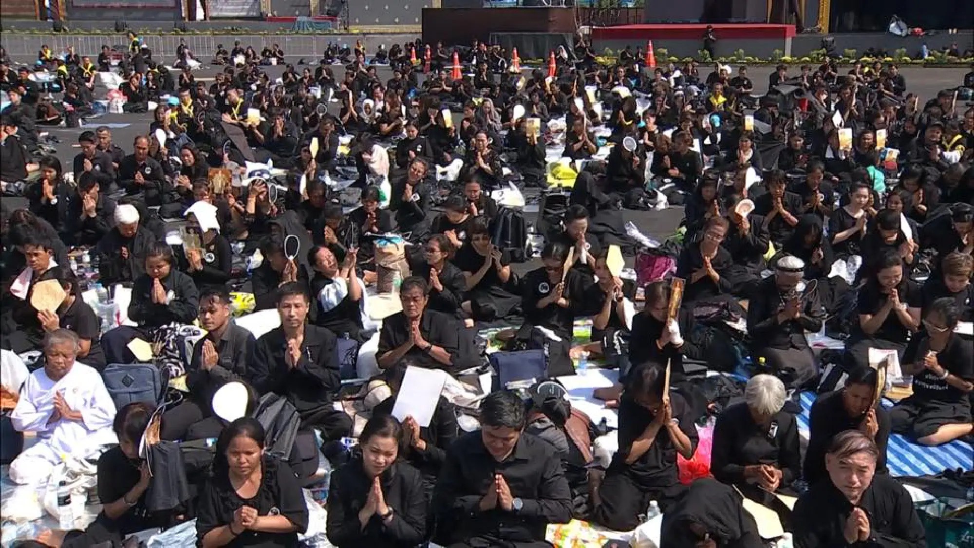 The sixth Royal procession takes the Royal Ashes to Wat Rajabopidh and Wat Bavoranives