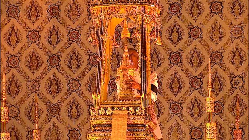 The sixth Royal procession takes the Royal Ashes to Wat Rajabopidh and Wat Bavoranives