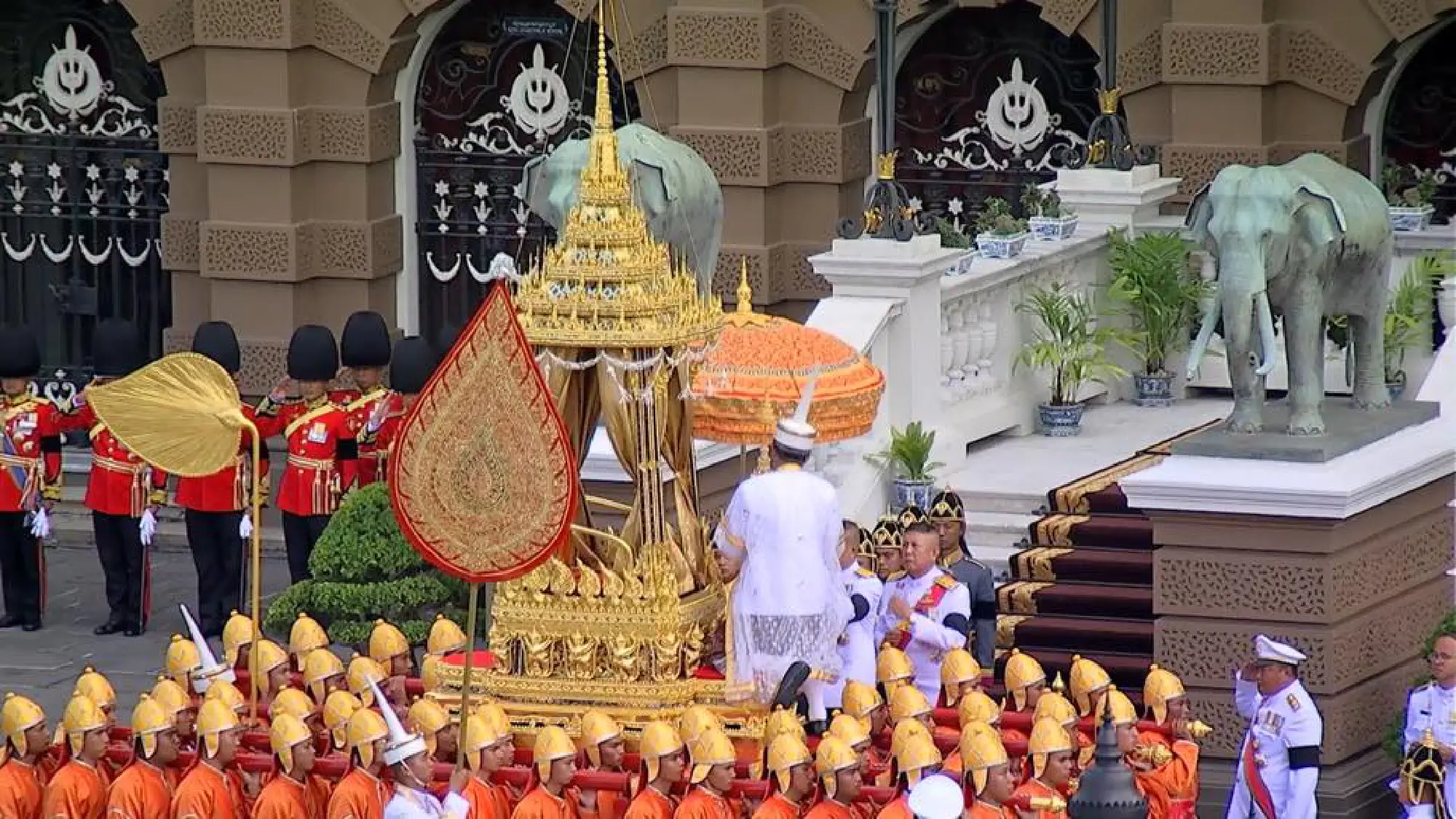 The sixth Royal procession takes the Royal Ashes to Wat Rajabopidh and Wat Bavoranives