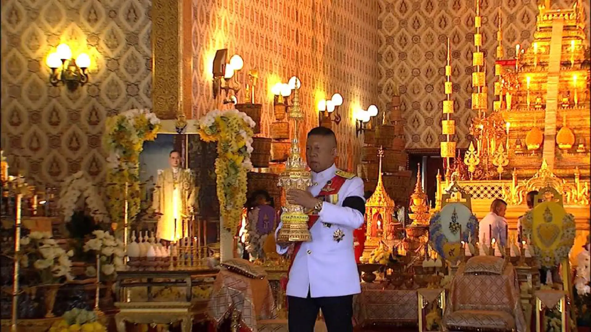 The sixth Royal procession takes the Royal Ashes to Wat Rajabopidh and Wat Bavoranives