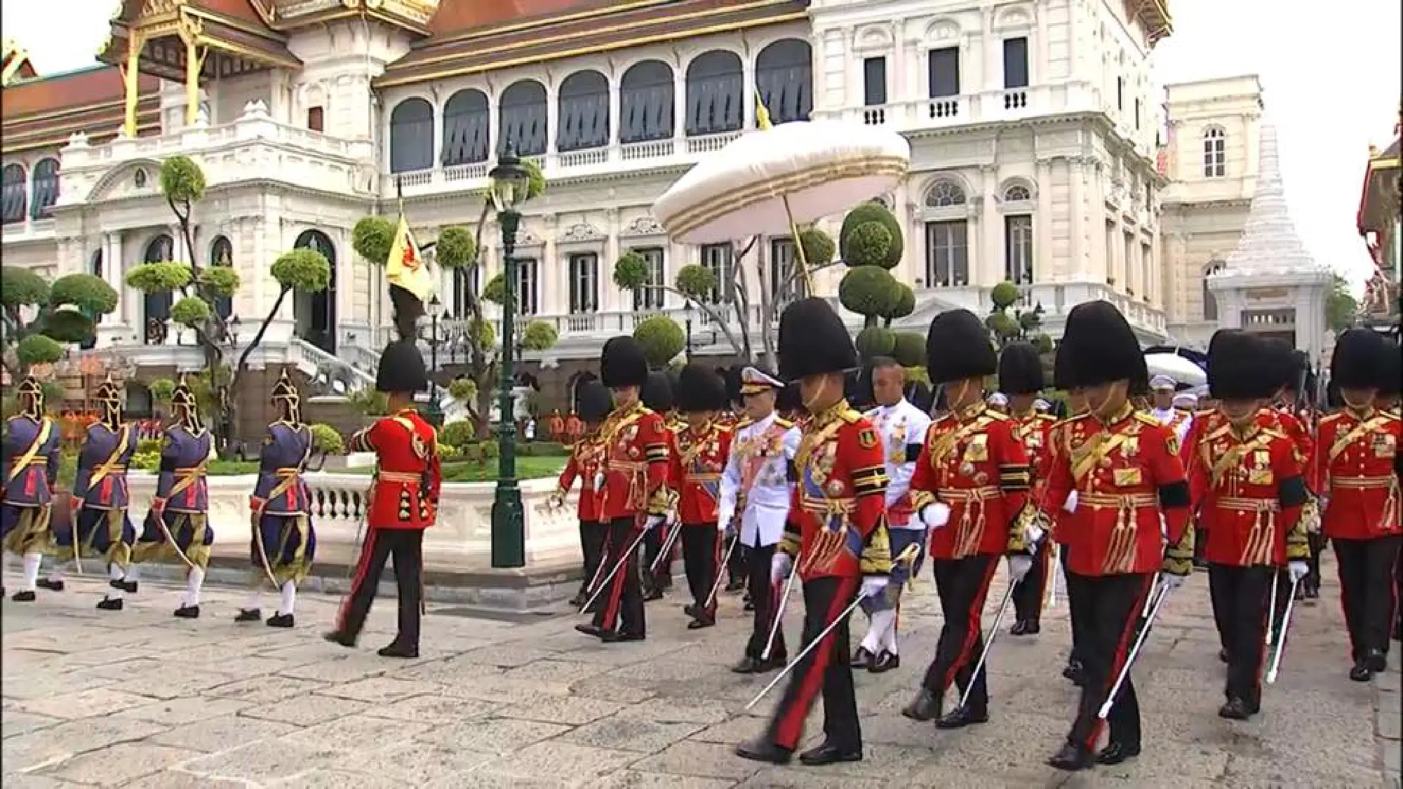 The sixth Royal procession takes the Royal Ashes to Wat Rajabopidh and Wat Bavoranives