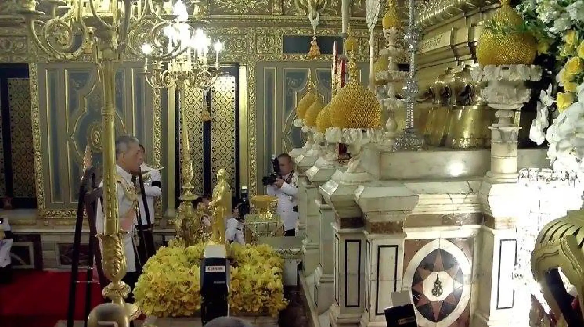 The sixth Royal procession takes the Royal Ashes to Wat Rajabopidh and Wat Bavoranives