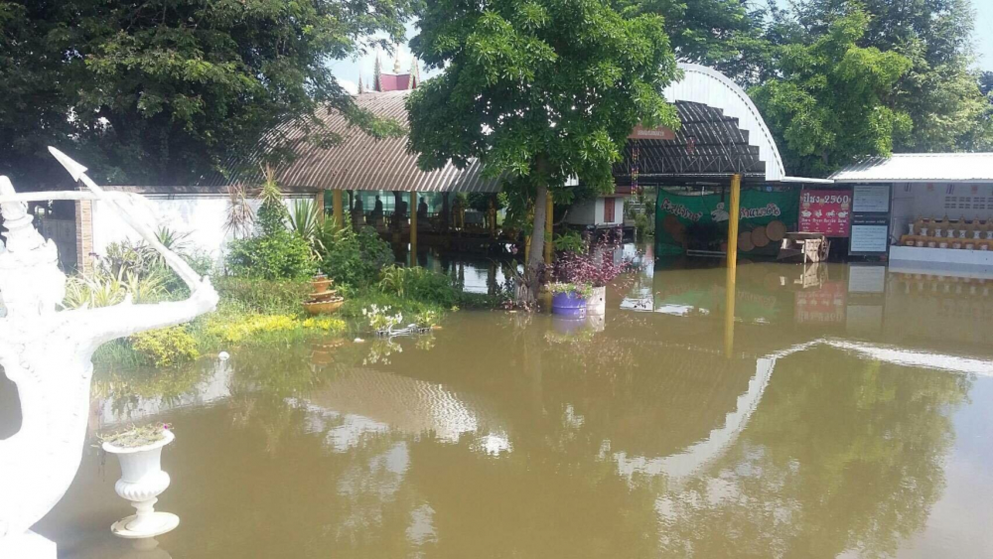 Residences, tourist site in Phichit hit as Yom overflows