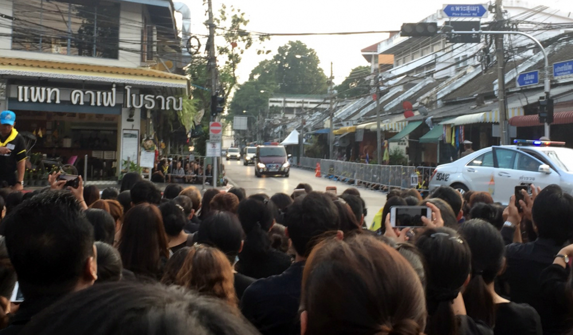 Prince joins mourners viewing final procession