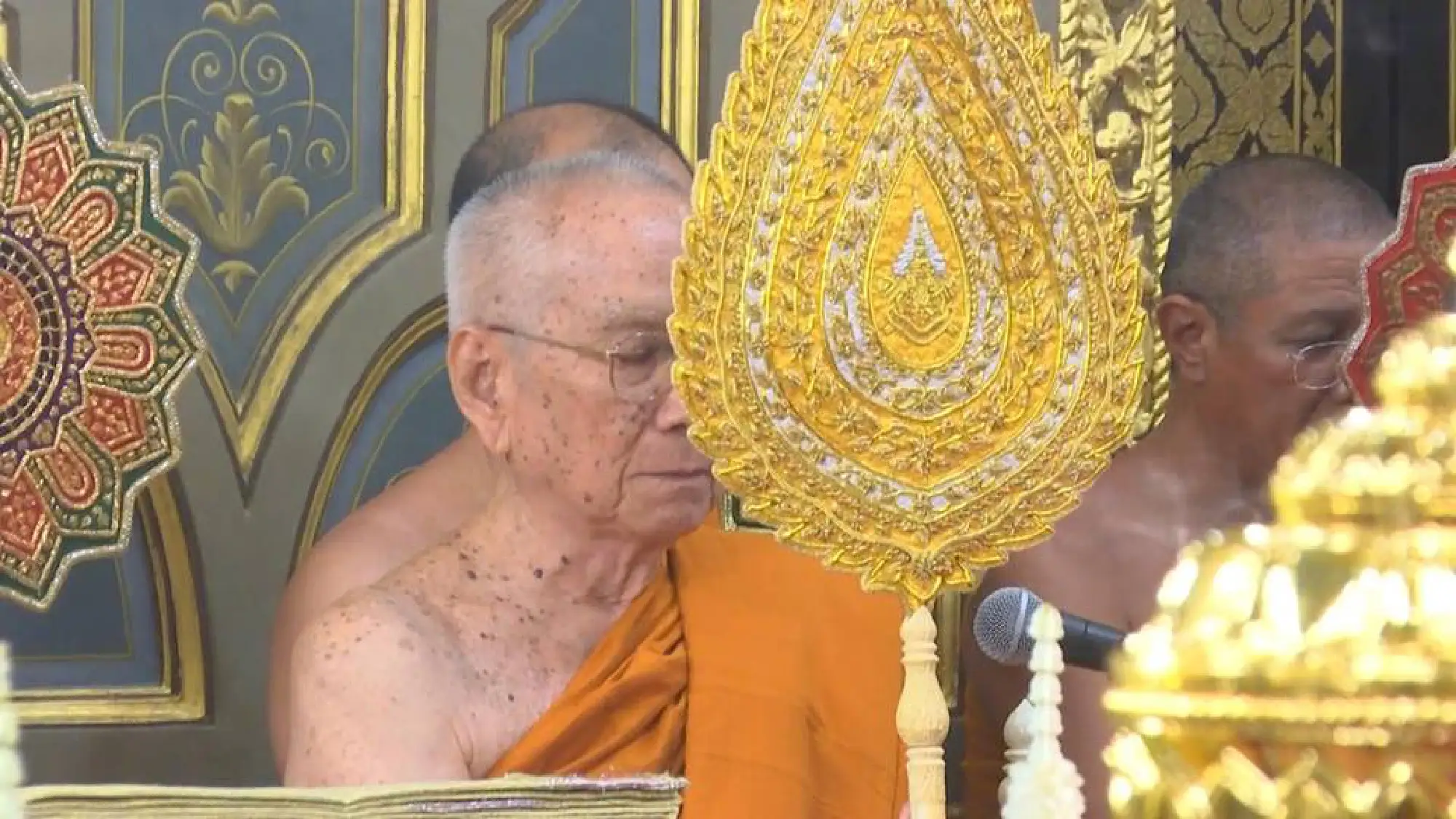 The sixth Royal procession takes the Royal Ashes to Wat Rajabopidh and Wat Bavoranives